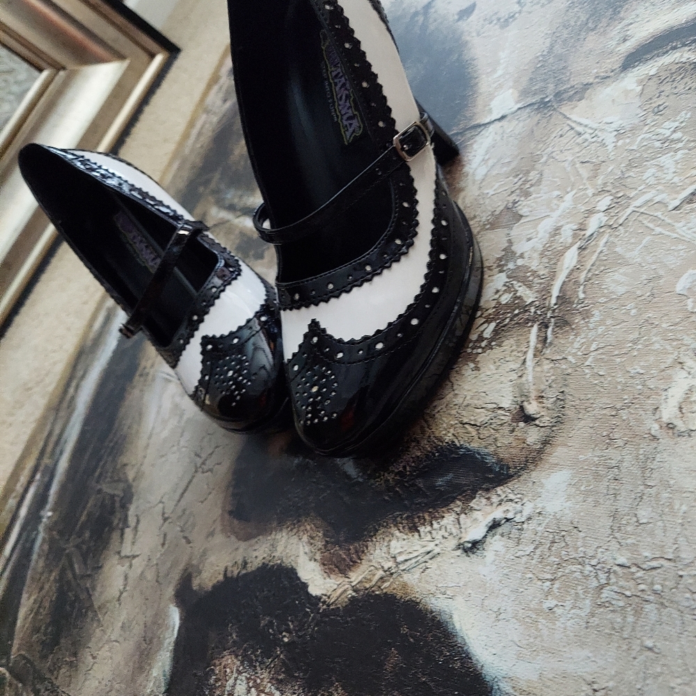 Shoes - Picture 2 of 3